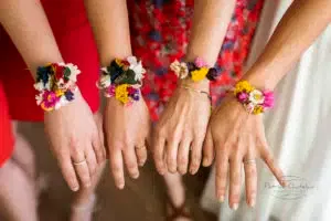 bracelets fleuris pour les demoiselles d'honneur