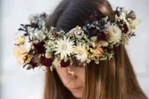 couronne de fleurs séchées pour un mariage réalisée par le fleuriste Serre Sauvage